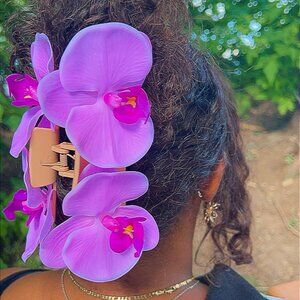 Orchid Elegance: A Chic Pink Claw Clip